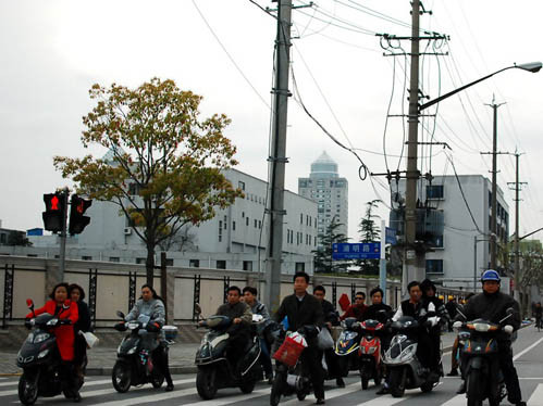 Không chỉ có ôtô, ở Thượng Hải cũng có rất nhiều xe máy. Không chỉ có ôtô, ở Thượng Hải cũng có rất nhiều xe máy.