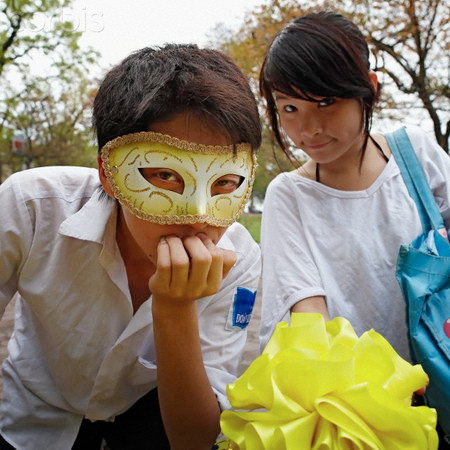 Những cô cậu học sinh đang chuẩn bị cho buổi dạ hội ở trường. Những cô cậu học sinh đang chuẩn bị cho buổi dạ hội ở trường.