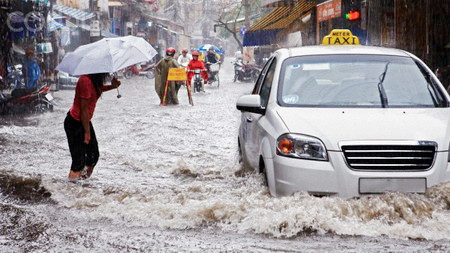 Nếu đến Hà Nội vào mùa mưa bão, rất có thể bạn sẽ bắt gặp những cảnh tượng như thế này. Nếu đến Hà Nội vào mùa mưa bão, rất có thể bạn sẽ bắt gặp những cảnh tượng như thế này.