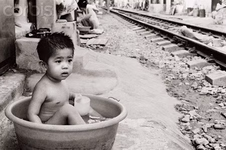Một hình ảnh đời thường ngộ nghĩnh ở gần ga Hà Nội.