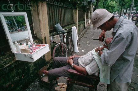 Hình ảnh của dịch vụ cắt tóc vỉa hè cũng sẽ khiến nhiều du khách ngạc nhiên. Hình ảnh của dịch vụ cắt tóc vỉa hè cũng sẽ khiến nhiều du khách ngạc nhiên.