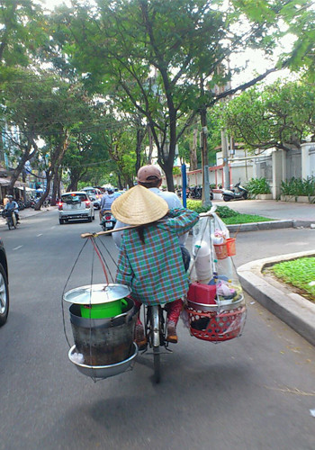 Anh đèo chị gánh đôi quang. Một đời tất tả năm đàng gia phong Ảnh: Nguyễn Lý Đăng Triều. Anh đèo chị gánh đôi quang. Một đời tất tả năm đàng gia phong Ảnh: Nguyễn Lý Đăng Triều.