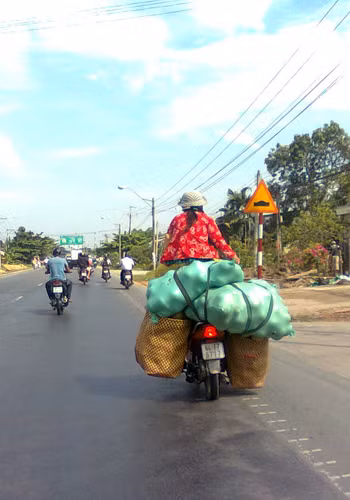 Người ngồi sau cao ngang đầu người lái. Ảnh: Nguyễn Văn Vịnh. Người ngồi sau cao ngang đầu người lái. Ảnh: Nguyễn Văn Vịnh.