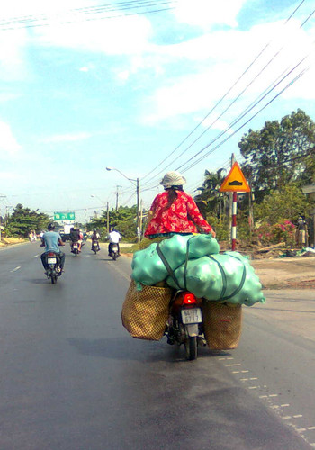 Người ngồi sau cao ngang đầu người lái. Ảnh: Nguyễn Văn Vịnh. Người ngồi sau cao ngang đầu người lái. Ảnh: Nguyễn Văn Vịnh.