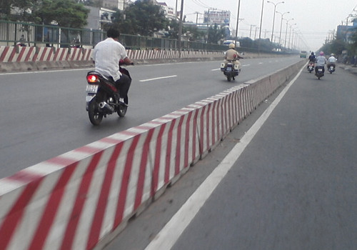 Người dân đi xe máy vào làn của ô tô tại quốc lộ 22, huyện Hóc Môn. Ảnh: Trần Thanh Quốc. Người dân đi xe máy vào làn của ô tô tại quốc lộ 22, huyện Hóc Môn. Ảnh: Trần Thanh Quốc.