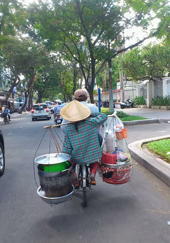 Anh đèo chị gánh đôi quang. Một đời tất tả năm đàng gia phong Ảnh: Nguyễn Lý Đăng Triều. Anh đèo chị gánh đôi quang. Một đời tất tả năm đàng gia phong Ảnh: Nguyễn Lý Đăng Triều.