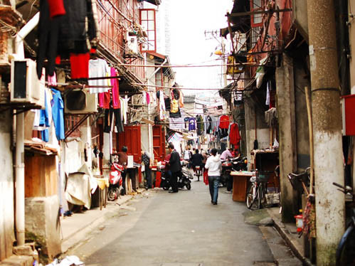 Còn phía bên dưới, lẩn khuất giữa những tòa nhà cao tầng là các khu chợ, con phố hẹp dành cho những người dân nghèo. Còn phía bên dưới, lẩn khuất giữa những tòa nhà cao tầng là các khu chợ, con phố hẹp dành cho những người dân nghèo.