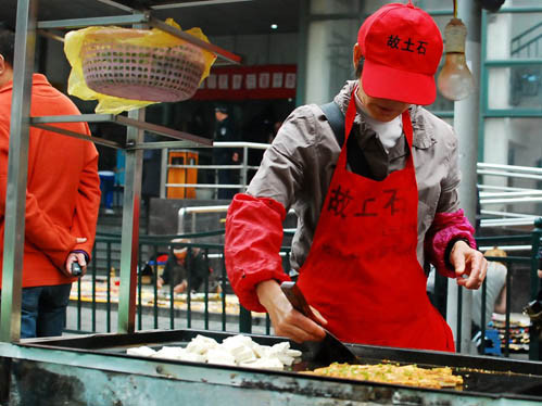 Nhiều người không đủ vốn thuê cửa hàng kinh doanh, phải lao ra vỉa hè bán hàng ăn. Nhiều người không đủ vốn thuê cửa hàng kinh doanh, phải lao ra vỉa hè bán hàng ăn.