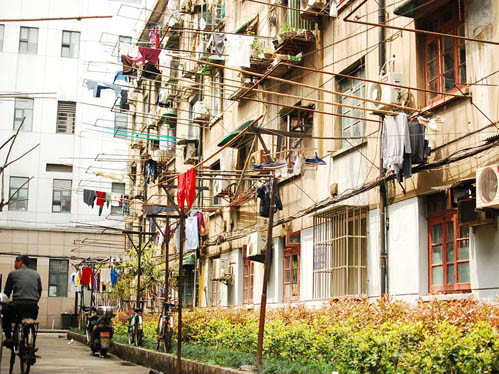 Đằng sau khung cảnh hào nhoáng bên ngoài, là những dãy nhà tập thể kiểu cũ chật chội. Đằng sau khung cảnh hào nhoáng bên ngoài, là những dãy nhà tập thể kiểu cũ chật chội.