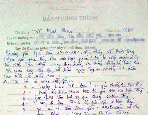 Bản tường trình của nhà báo Minh Phong về việc bị giật mất ba lô trong đó có nhiều giấy tờ, tài liệu. Ảnh: Đức Trần. Bản tường trình của nhà báo Minh Phong về việc bị giật mất ba lô trong đó có nhiều giấy tờ, tài liệu. Ảnh: Đức Trần.