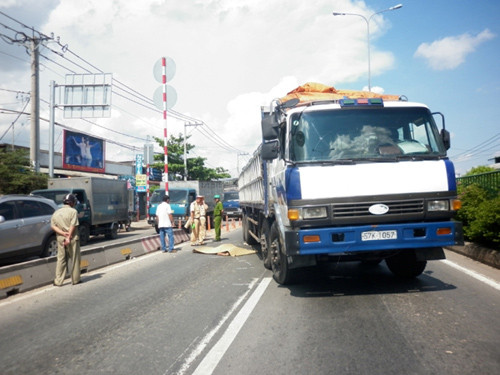 Hiện trường vụ tai nạn làm người đàn ông chết tại chỗ trên QL 1A, quận 12 - TP. HCM. Hiện trường vụ tai nạn làm người đàn ông chết tại chỗ trên QL 1A, quận 12 - TP. HCM.