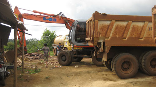 Hết tiền mua dầu nên máy móc thi công đường vận chuyển bôxit phải nằm không suốt một tuần qua. Ảnh: Q.Sáng.