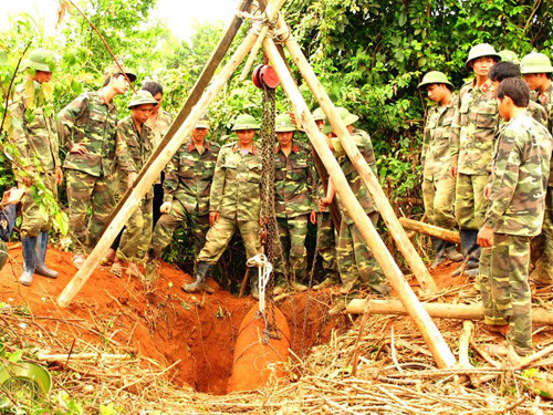 Sau 3 giờ xử lý, lực lượng công binh đã đưa quả bom lên và vận chuyển về bãi tập kết, đồng thời tiến hành làm các thủ tục cần thiết để tổ chức phá hủy bom theo quy định.