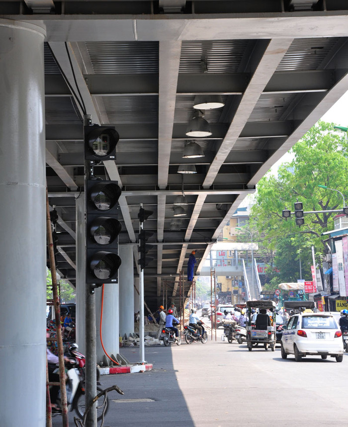 Đèn tín hiệu giao thông cũng đã được lắp đặt ở dưới cầu. Đèn tín hiệu giao thông cũng đã được lắp đặt ở dưới cầu.