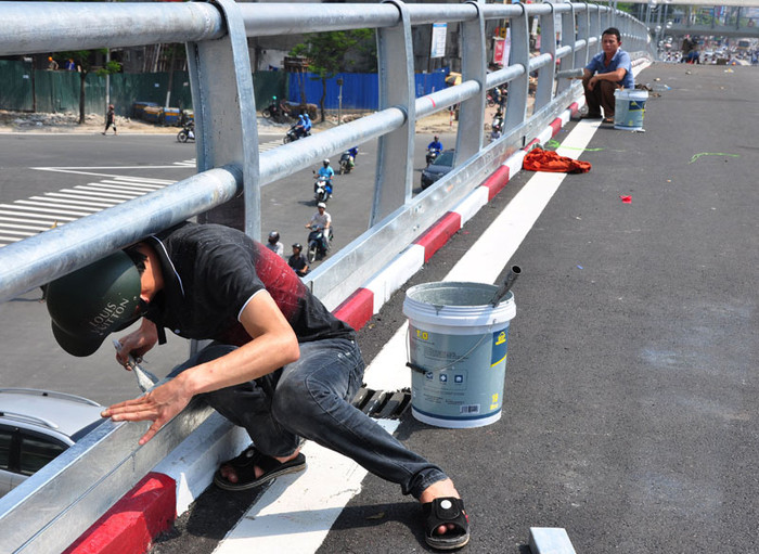 Việc sơn màu cũng đang được thực hiện nhanh chóng. Việc sơn màu cũng đang được thực hiện nhanh chóng.