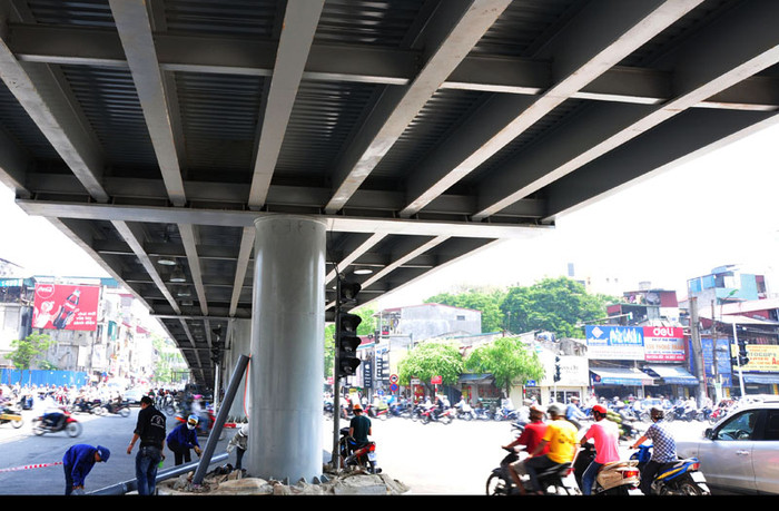 Các nhịp cầu thép được nối liên tục với nhau. Các nhịp cầu thép được nối liên tục với nhau.