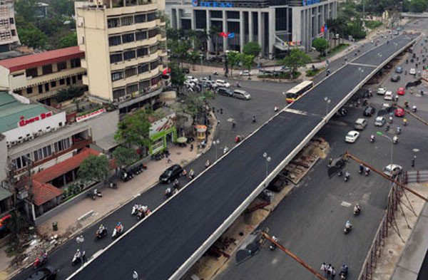 Cầu vượt trên đường Tây Sơn (Ngã tư Tây Sơn, Thái Hà, Chùa Bộc) đang được gấp rút hoàn thành. Cầu có chiều dài hơn 249m, gồm 8 nhịp dầm thép liên tục và có tổng vốn đầu tư là 65,5 tỷ đồng. Cầu vượt trên đường Tây Sơn (Ngã tư Tây Sơn, Thái Hà, Chùa Bộc) đang được gấp rút hoàn thành. Cầu có chiều dài hơn 249m, gồm 8 nhịp dầm thép liên tục và có tổng vốn đầu tư là 65,5 tỷ đồng.