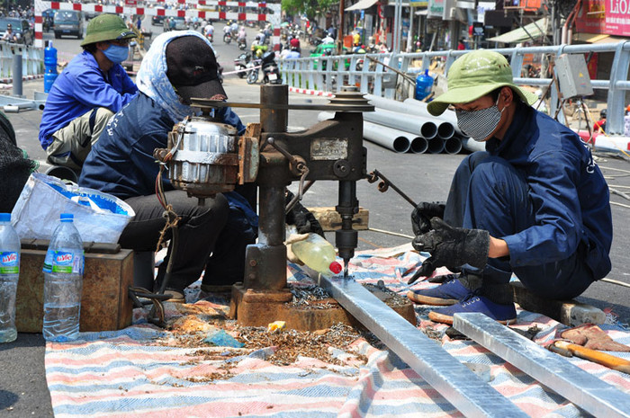 Giữa cái nắng gay gắt công việc của các công nhân vẫn đảm bảo theo kế hoạch. Giữa cái nắng gay gắt công việc của các công nhân vẫn đảm bảo theo kế hoạch.