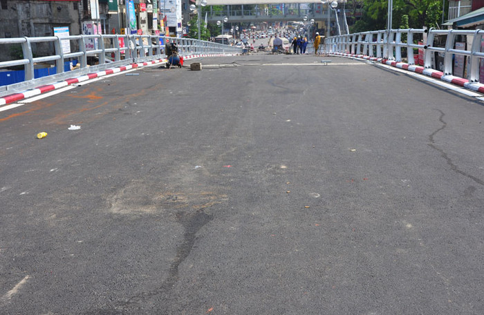 Mặt nền của cầu được đổ nhựa. Mặt nền của cầu được đổ nhựa.