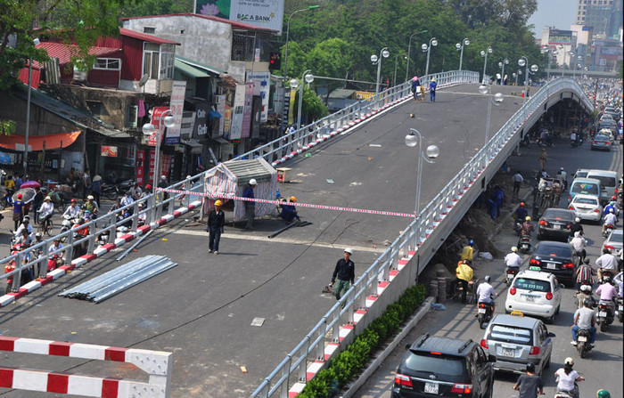 Cầu vượt lắp ghép cao 4,75 m và độ dốc là 5 – 6%. Cầu vượt lắp ghép cao 4,75 m và độ dốc là 5 – 6%.