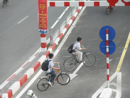 Học sinh đi xe đạp là lực lượng hăng hái vi phạm luật.