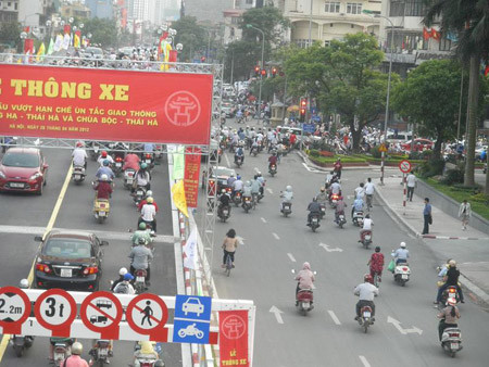 Quang cảnh tại cầu vượt Thái Hà - Láng Hạ giờ tan tầm. Tình trạng giao thông trong ngày đầu thông xe cầu vượt đã phần nào được cải thiện.