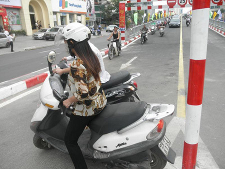 Rất nhiều phụ nữ quay đầu xe ngay trên cầu, dù đã bị cấm.