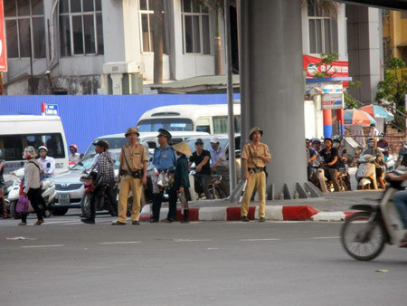Lực lượng CSGT được tăng cường để đảm bảo giao thông trên và dưới cầu vượt.