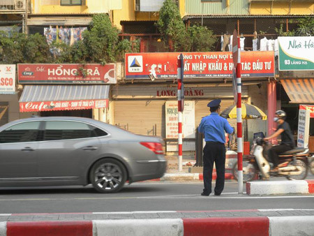 Thanh tra giao thông phải phân công lực lượng chốt chặn tại hai đầu cầu để ngăn chặn các trường hợp vi phạm.