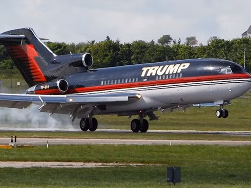 5. Chiếc phản lực triệu đô. Vào khoảng giữa năm 2011 Donald Trump đã thu hút sự chú ý của truyền thông khi tân trang chiếc máy bay Boeing 575 trị giá 100 triệu đôla của mình bằng rất nhiều vàng. Nội thất bên trong tiện nghi với phòng ngủ riêng, một chiếc TV màn hình phẳng lớn, một bàn làm việc, với các bóng điện chạy quanh cửa sổ hình bầu dục của căn phòng. Ngoài ra còn có buồng riêng cho Trump và vợ của ông là Melania. Vàng được trang trí ở khắp nơi – thậm chí cả trên bóng đèn, những chiếc dây đai an toàn, cả trên vòi hoa sen, bồn nước và thậm chí cả vòi nước.
