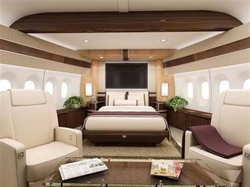 1. Viên ngọc trên bầu trời. Cuối tháng 3/2012, hãng Boeing đã bán chiếc Intercontinental 748-8 đầu tiên cho một khách VIP giấu tên. Ngay sau đó, tỷ phú đã mang nó đến một trung tâm sửa chữa để biến nó thành "viên ngọc trên bầu trời". Nhiều người đồn thổi, chủ sở hữu của siêu máy bay này là một đại gia giàu có ở Trung Đông, cũng có người nói là một ông trùm tư bản ở tiểu vương quốc Quatar. Theo hãng Reuters, các khách VIP của những chiếc máy bay tầm cỡ 747 thường yêu cầu sửa đổi nhiều bộ phận, như phòng ngủ hoặc phòng tắm buộc phải đáp ứng được những nhu cầu đặc biệt của họ và những người tùy tùng. Những sửa đổi này không do công ty Boeing thực hiện nhưng công ty vẫn phải đồng ý.