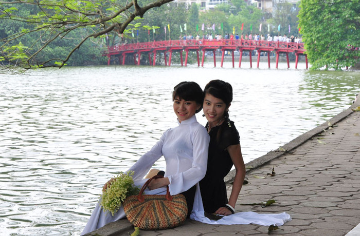 Hồ Gươm luôn là địa điểm lý tưởng để các cặp đôi vợ chồng tìm đến chụp ảnh cưới. Hồ Gươm luôn là địa điểm lý tưởng để các cặp đôi vợ chồng tìm đến chụp ảnh cưới.