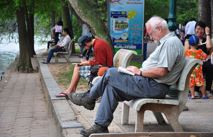 Không gian thoáng mát bên Hồ Gươm là địa điểm để những người bạn nước ngoài thư giãn và tận hưởng cuộc sống Việt. Không gian thoáng mát bên Hồ Gươm là địa điểm để những người bạn nước ngoài thư giãn và tận hưởng cuộc sống Việt.
