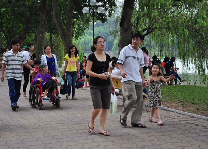 Những ngày tháng 4 mát mẻ, dòng người về với hồ Gươm càng đông hơn. Ai tới đây cũng đều có mục đích thư giãn và vui chơi cùng người thân và bạn bè. Những ngày tháng 4 mát mẻ, dòng người về với hồ Gươm càng đông hơn. Ai tới đây cũng đều có mục đích thư giãn và vui chơi cùng người thân và bạn bè.