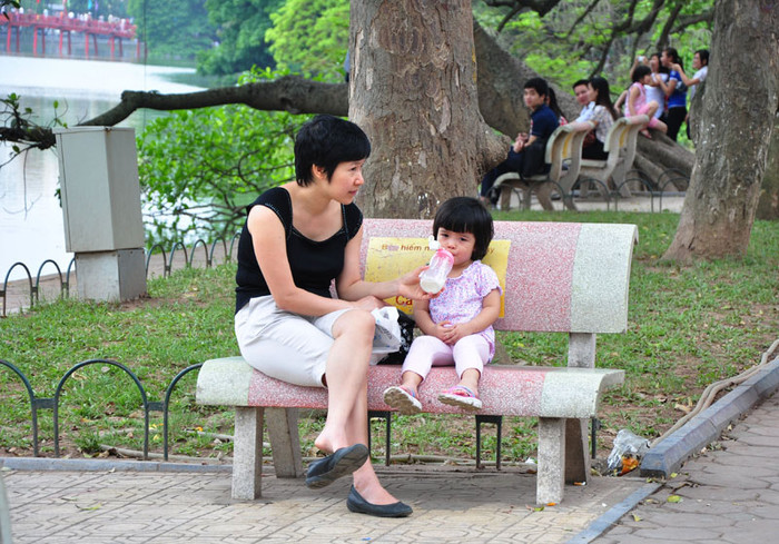 Các em nhỏ cũng được bố mẹ dẫn tới hồ Gươm để tận hưởng không khí mát mẻ và thanh bình. Các em nhỏ cũng được bố mẹ dẫn tới hồ Gươm để tận hưởng không khí mát mẻ và thanh bình.