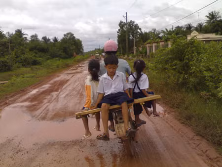 Chở 3 bé cùng lúc.