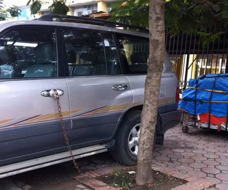 Ô tô cũng xích lại đề phòng mất cắp.