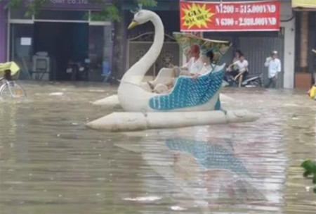 Tranh thủ khi đường ngập. Tranh thủ khi đường ngập.