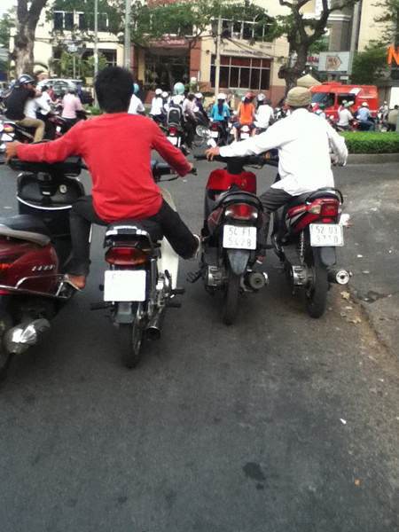 Mỗi người 2 xe. Mỗi người 2 xe.