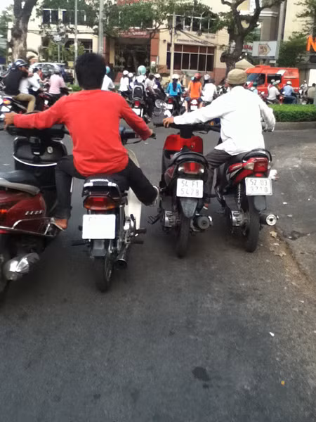 Mỗi người 2 xe.