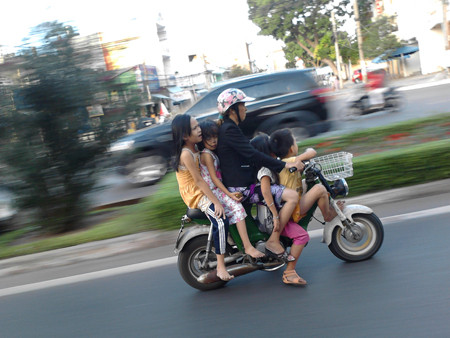 Cả nhà cùng lên xe. Cả nhà cùng lên xe.