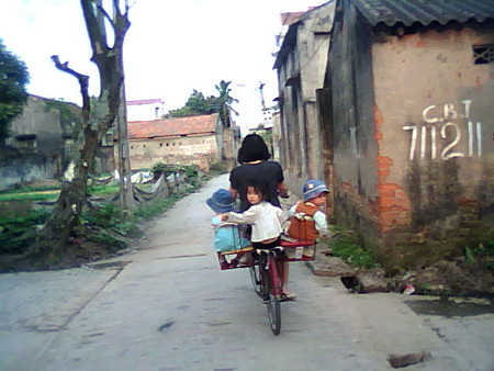 Sáng tạo để 3 bé được ngồi cùng nhau. Sáng tạo để 3 bé được ngồi cùng nhau.