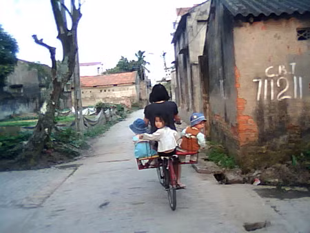 Sáng tạo để 3 bé được ngồi cùng nhau.