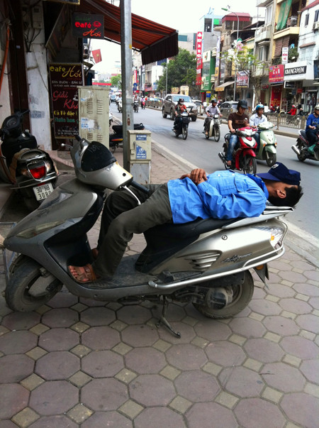 Tranh thủ ngả lưng ngay trên phố. Tranh thủ ngả lưng ngay trên phố.