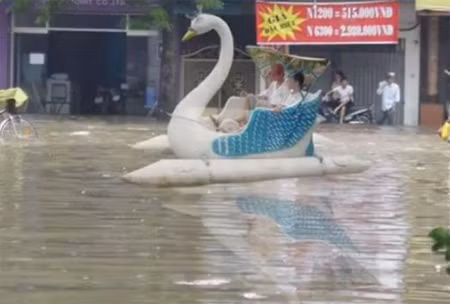 Tranh thủ khi đường ngập.