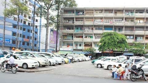 Giá thuê xe tăng cao chóng mặt vì nhu cầu đi lại dịp lễ 30/04-01/05. Ảnh: M.D. Giá thuê xe tăng cao chóng mặt vì nhu cầu đi lại dịp lễ 30/04-01/05. Ảnh: M.D.