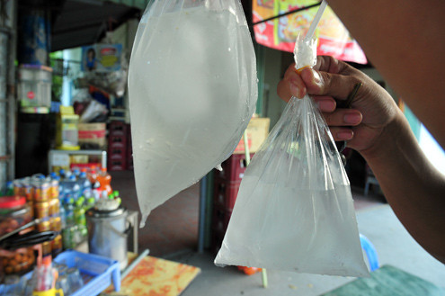 Mua nước chanh đá giải khát.