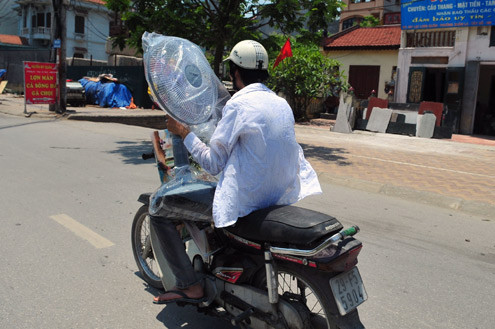 Quạt điện trở nên đắt khách trong những ngày này.