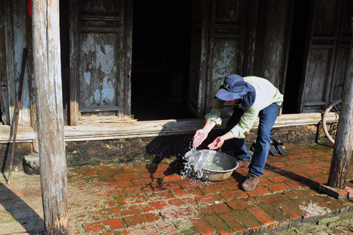 Những biện pháp chống nóng như vẩy nước bên hiên nhà.