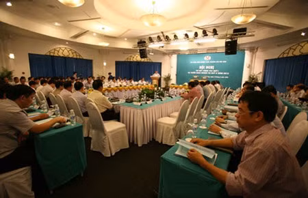 Tại hội nghị sơ kết sản xuất kinh doanh quý 1/2012 của TKV. Tập đoàn hiện đang lên kế hoạch cho một chương trình đầu tư cơ bản quy mô lớn nhằm mục tiêu tăng sản lượng than, phát triển lĩnh vực khai khoáng, luyện kim, và đầu tư vào các dự án năng lượng thân thiện với môi trường.